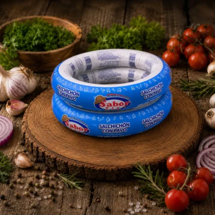Salchichón con pavo Sabor Tico empacado sobre tronco de madera con ajo y tomate