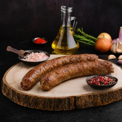 Chorizos criollos de cerdo cocinados sobre tronco de madera con especias y aceite de oliva
