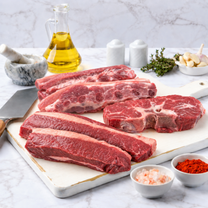 Combo de cortes de res: costillar, corte con hueso y tiras sobre tabla de mármol